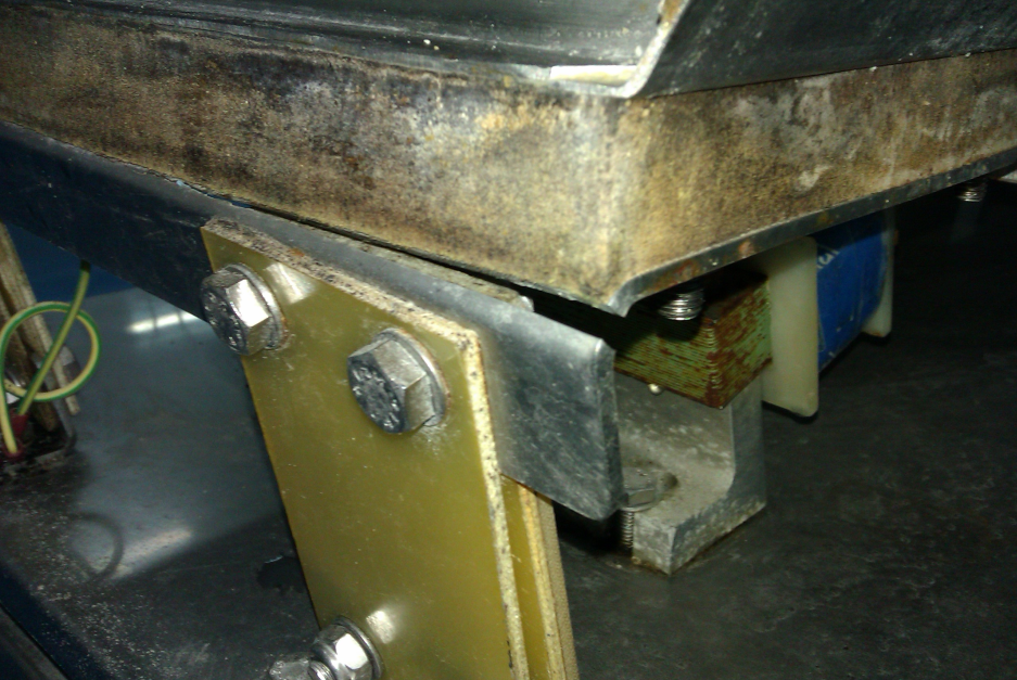 Fotografía del sistema de vibración en una tolva vibradora industrial